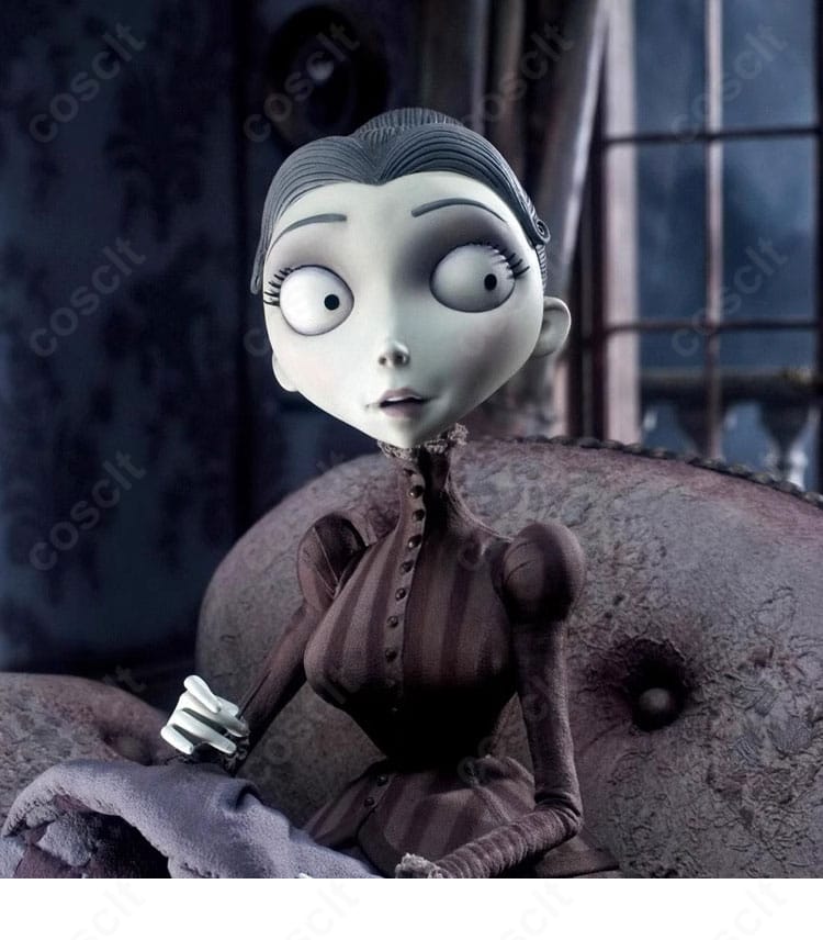 ヴィクトリア・エヴァーグロットのコスプレ衣装を着用した全身イメージ。映画の雰囲気を再現した上品な佇まいとカラーが伝わるシーン。