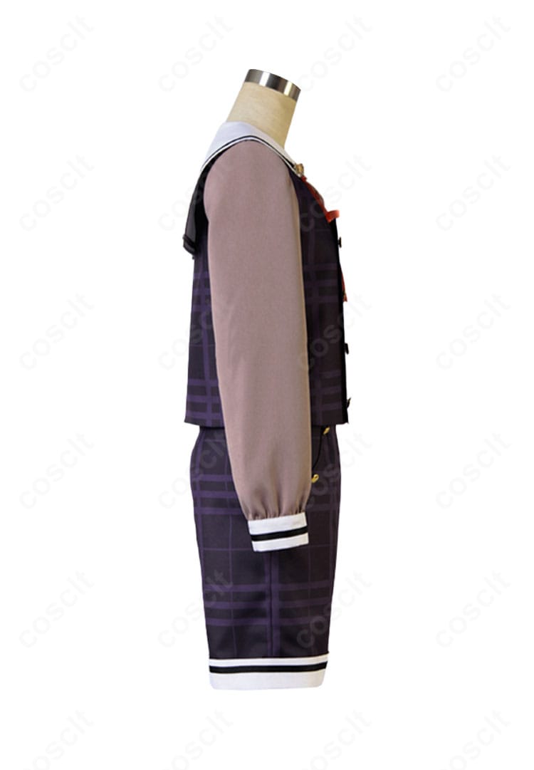 あんスタ 仙石忍 制服コスプレの右側アングル。半ズボンとトップスのライン、ポージング時のシルエットが分かる画像