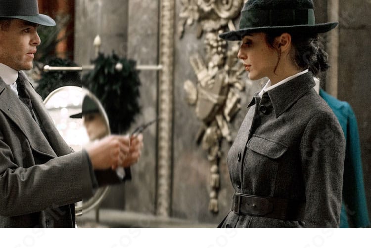 ワンダーウーマン1984 ダイアナ・プリンスのコートスタイル衣装とキャラクターの比較イメージ