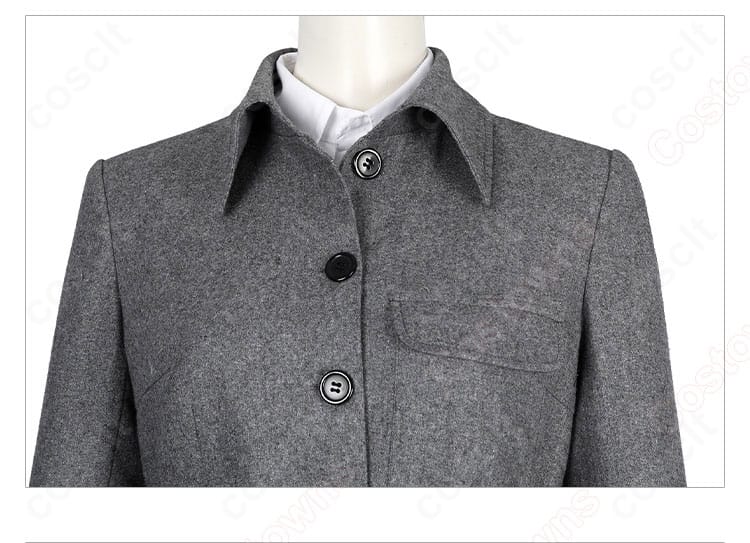 前立てと襟元の作りを強調したワンダーウーマン1984 コートのディテール