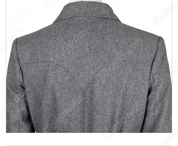 背面ベントとバックシルエットを示すワンダーウーマン1984 コート衣装の後ろ姿