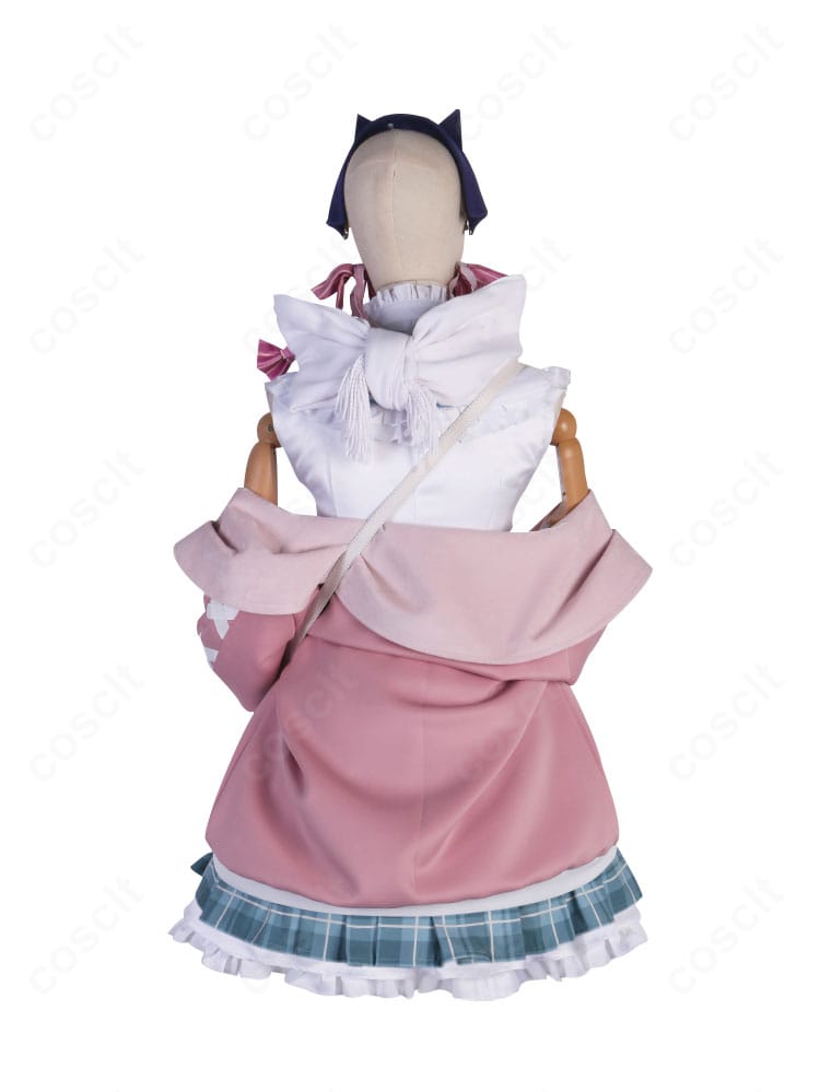 ミリー・パフェ冬服コスの背面。コートの切り替え線と背中のシルエットを丁寧に再現