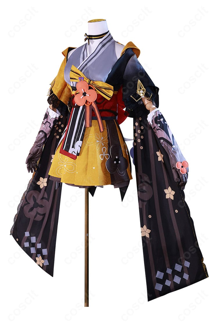 原神 千織のフォンテーヌ衣装コスプレ 側面。流れるラインと立体パネルで美しいシルエットを強調。刺繍装飾が映える。