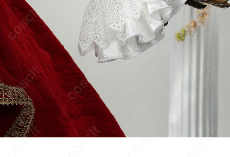真紅 衣装の袖口ディテール。フリルと刺繍がアクセントになり手元を上品に演出。