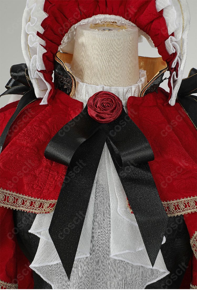 真紅 衣装の襟元アップ。華やかな刺繍と立体装飾でクラシカルな存在感を演出。