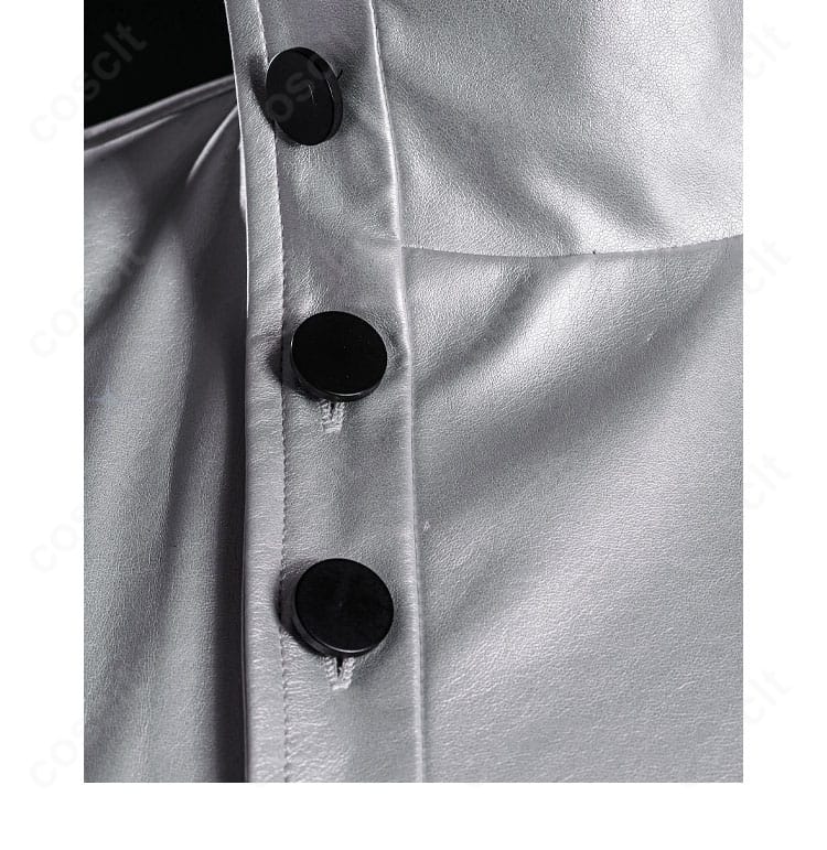 戚十一（骨董商）菌糸研究の門襟ボタンのディテール。金具の質感と縫製が見えるカット