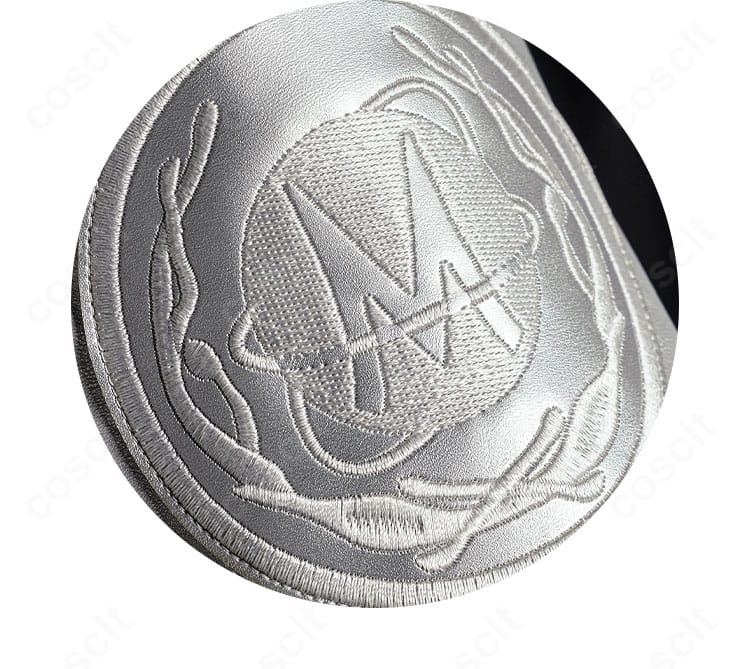 戚十一（骨董商）菌糸研究の肩部アイコン装飾。エンブレムの意匠を再現した近接写真