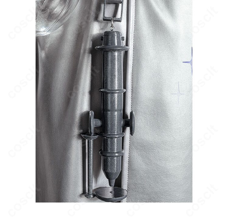 戚十一（骨董商）菌糸研究の腰部アクセサリー。金属調パーツとベルトの質感を表現