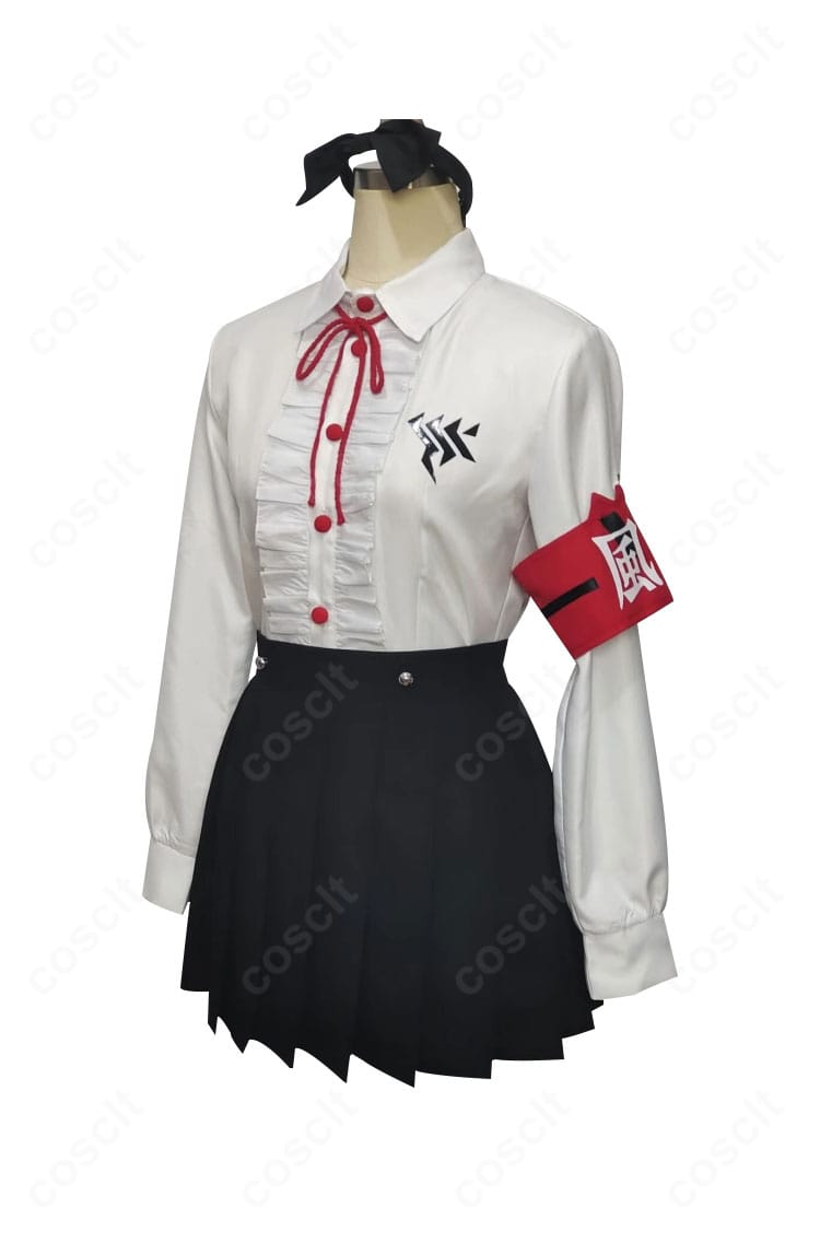 火宮チナツ ゲヘナ学園制服コスプレ衣装・側面。スカートのプリーツ落ちとシルエット、着用時のフィット感を示すディテール。