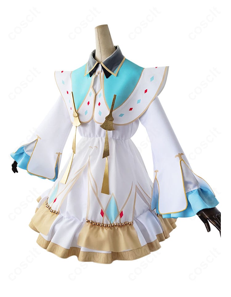 初音ミク クリスマス2023 コスプレ衣装の側面。ウエストラインから裾への流れが美しく、立体的な装飾とシルエットが際立つアングル。