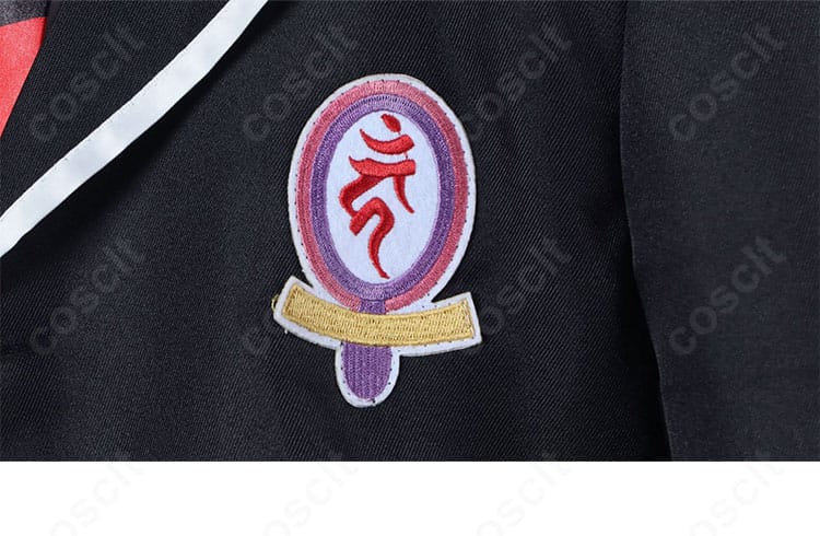 奥村燐 祓魔師制服コスプレ 胸元エンブレム。高密度刺繍で再現したアイコンの質感と配色を強調したクローズアップ。