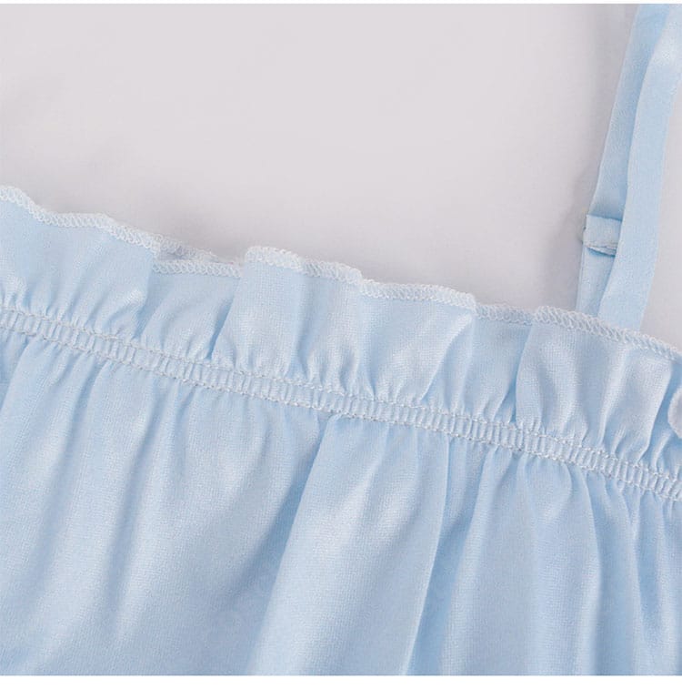 襟元装飾のクローズアップ。星野アイらしい華やかさを表現するアクセント。