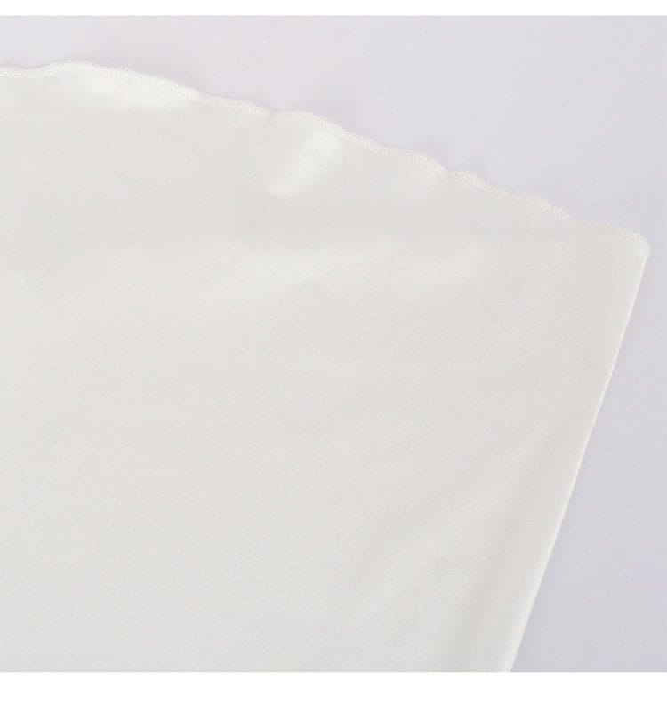 白いスカートの細部。シンプルで上品なAラインと軽やかな裾の動き。