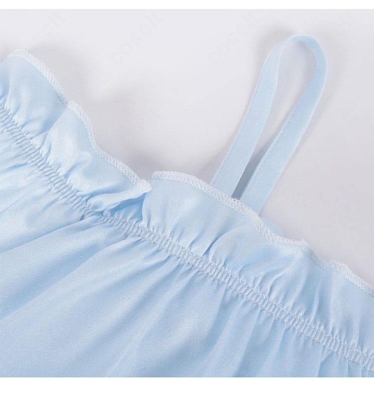 ビスチェの肩紐ディテール。調整幅とフィット感に配慮した作りを示す接写。