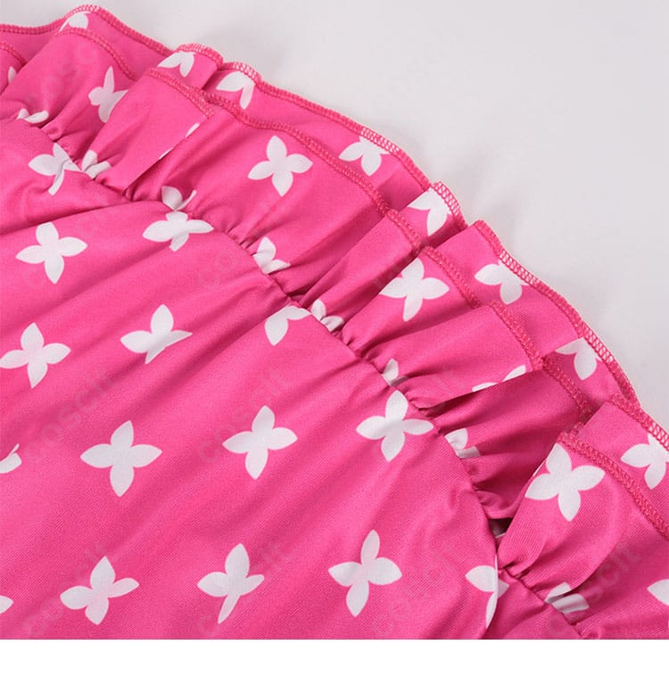 【推しの子】星野ルビー 水着コスプレ 裾のストライプ。鮮やかなコントラストが印象的。