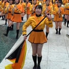 京都橘吹奏楽部オレンジ色ユニフォーム衣装｜軽やかで動きやすい高再現、撮影・イベントに最適 - 1枚目の画像（サムネイル）