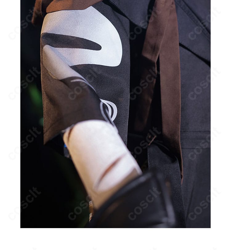 原神・魈のコスプレ衣装 袖口ディテール。装飾トリムと配色ラインが際立つ部分カット。