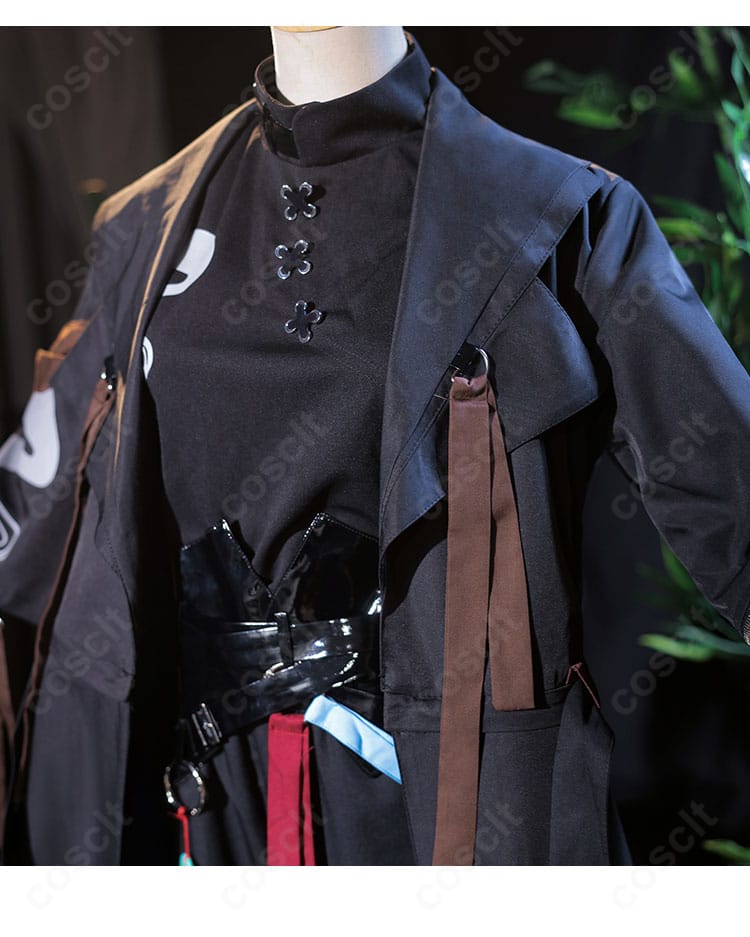 原神・魈のコスプレ衣装 正面装飾のアップ。胸元アクセサリーと配色のコントラストが映える近接カット。