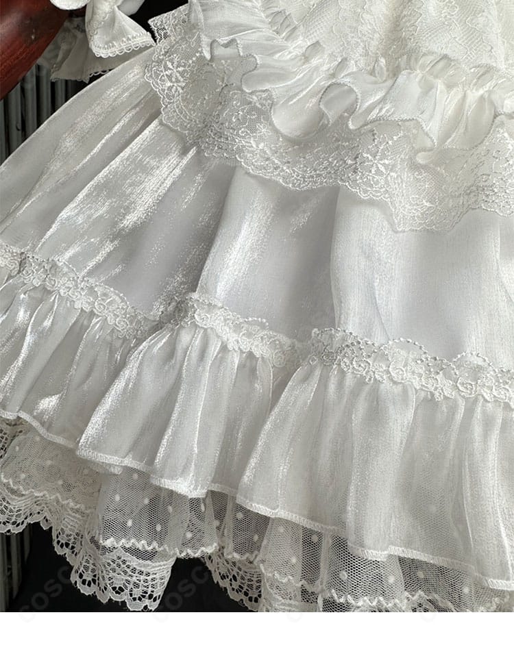 レディ・アヴァロン衣装 スカート裾のレースと刺繍。繊細な縁取りでエレガントな印象を強調