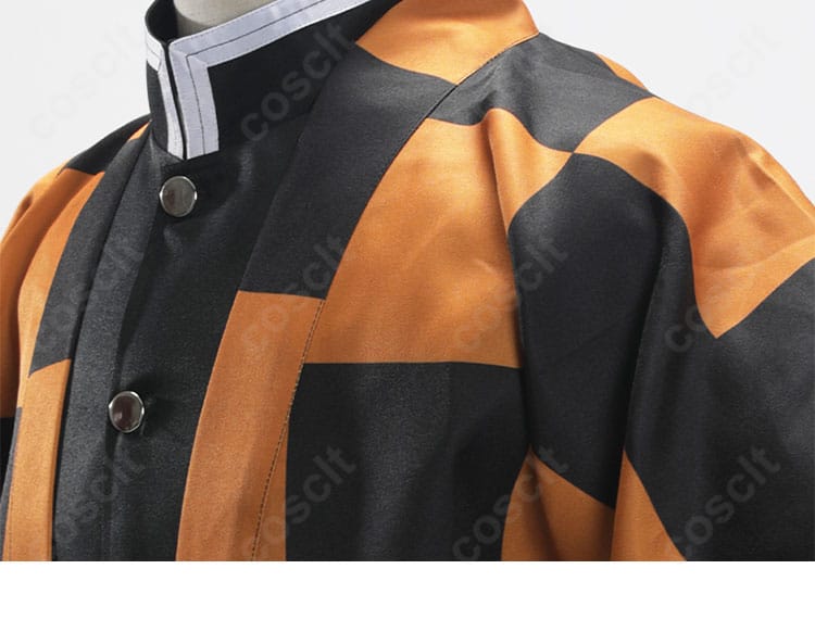 左肩部分の縫製と生地の重なりを拡大。補強ステッチで耐久性を高めた仕上げ。