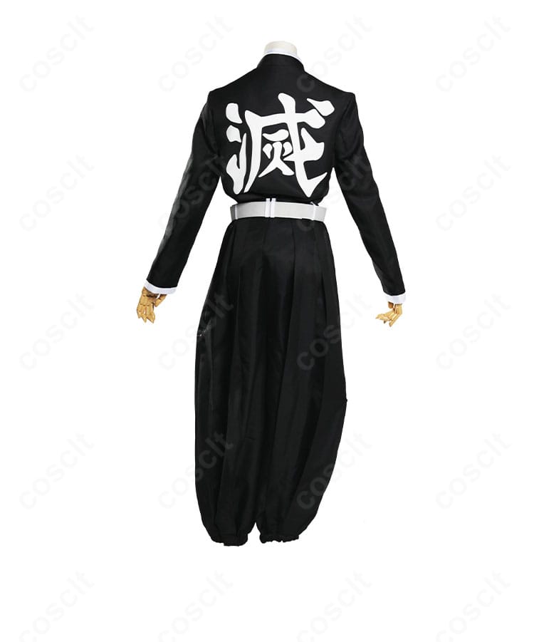 黒系和装の背面ディテール。肩から背中にかけてのラインと特徴的なデザインを確認できるカット。