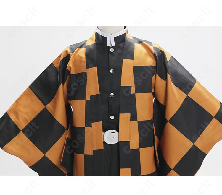 竈門炭十郎の羽織。生地感とヘムの処理まで丁寧に仕上げた再現重視の外套。