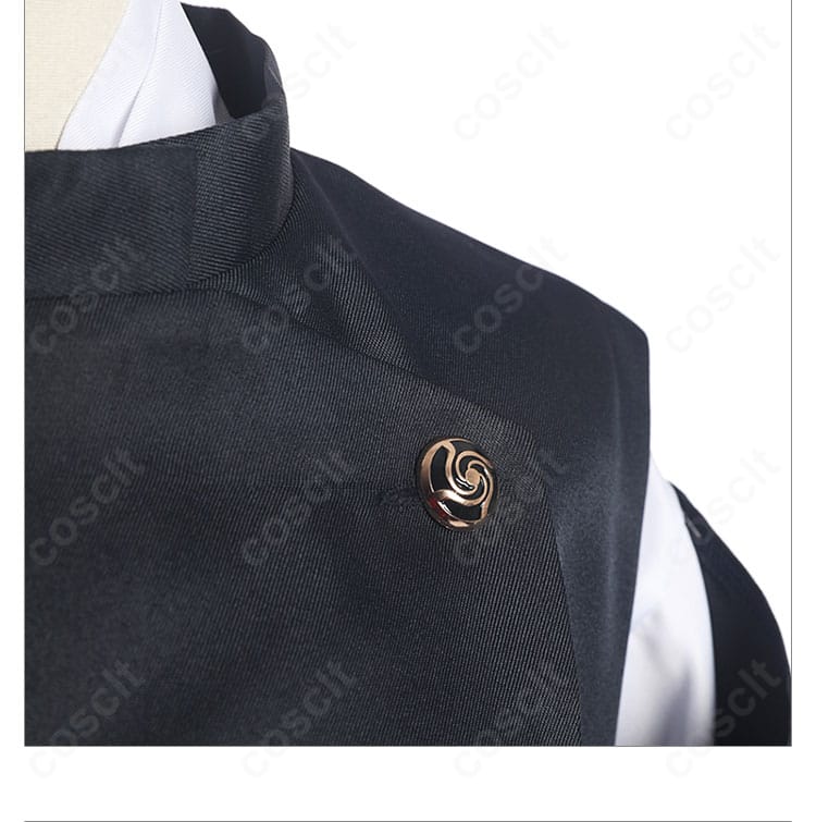 衣襟と肩のボタン部分のクローズアップ。設定に沿った配置で着脱しやすい構造。