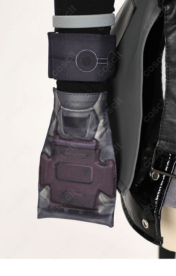 ティファ衣装の左手装飾ディテール。手首飾りと手袋、金属風アクセントの質感を近距離で表示。