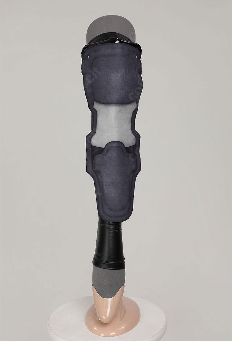 ティファ衣装の脚部正面装飾ディテール。メタル調パーツの質感と整った縫製を強調。