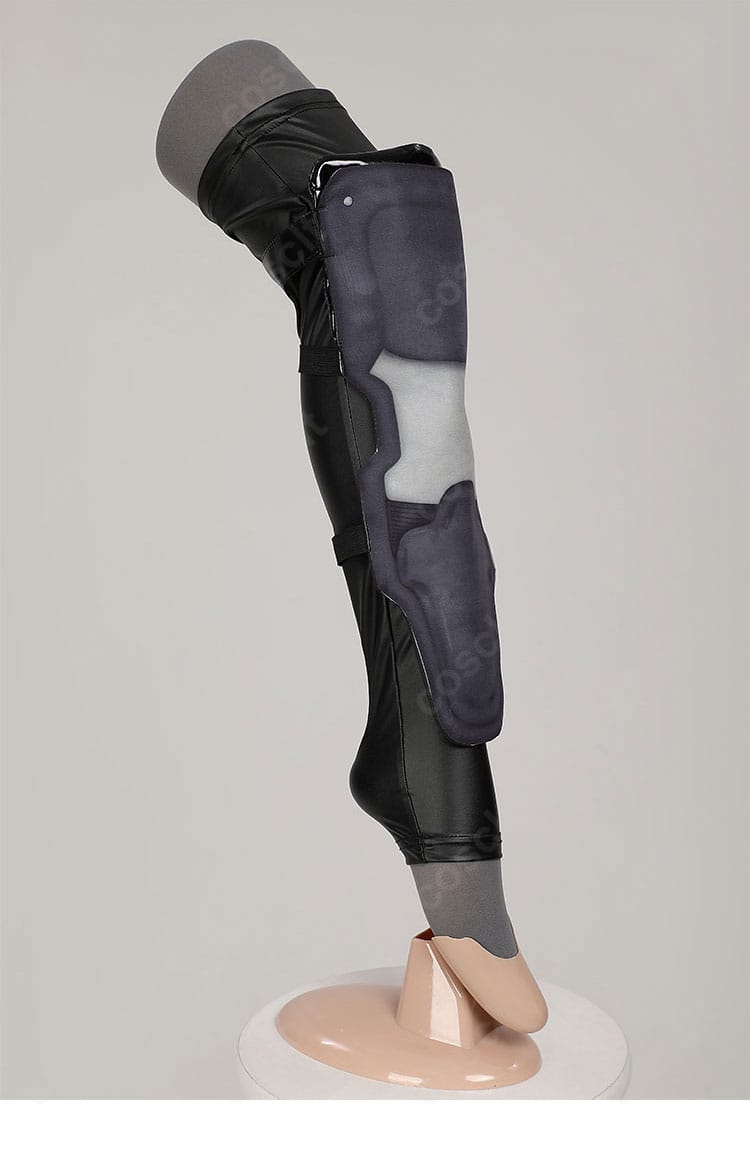 ティファ衣装の脚部側面装飾。ライン取りと装飾パーツの配置によるシャープな印象を表現。