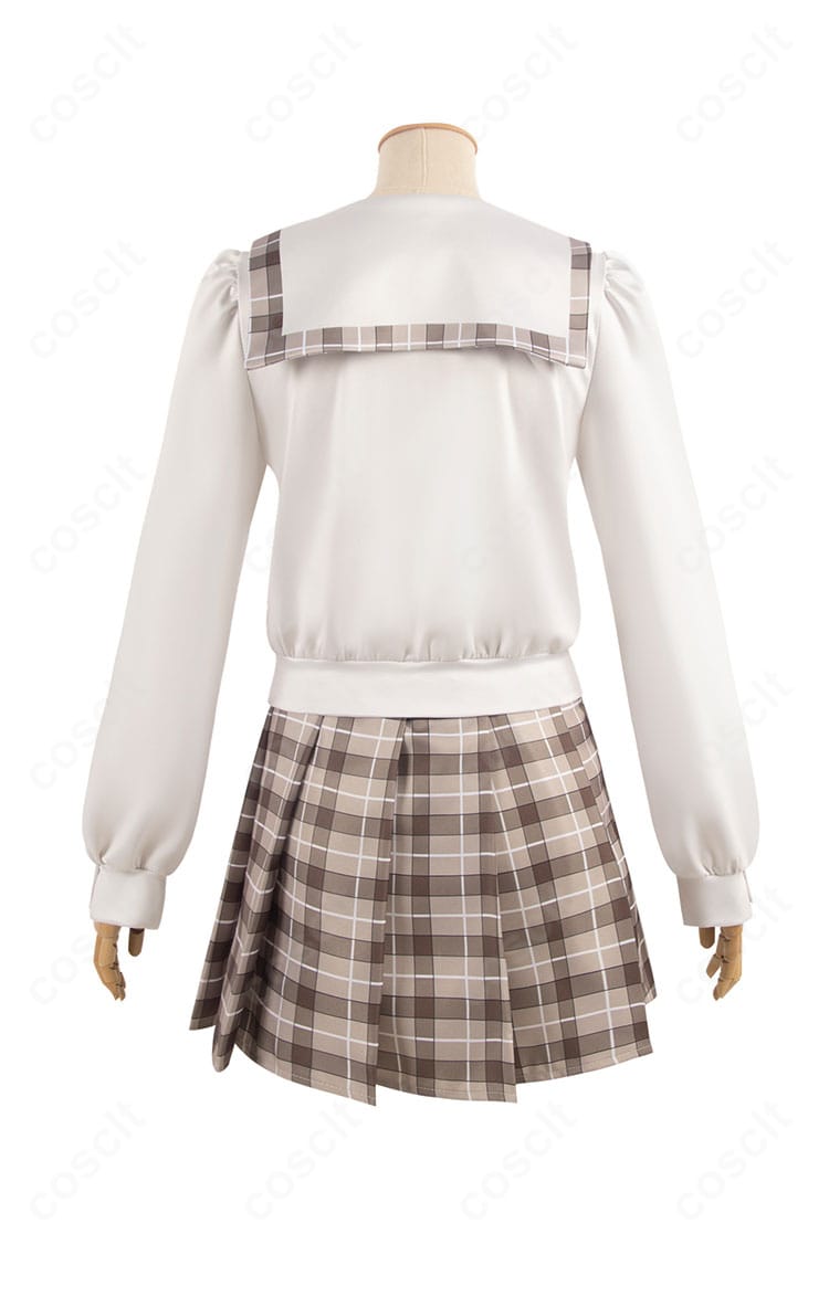 春日野穹 学園制服コスプレの背面。バックの開閉構造と襟・裾ラインの再現性を示すディテール。