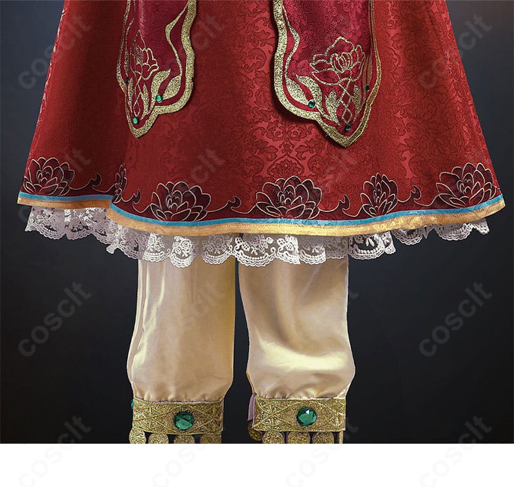 スカート裾の詳細。程よいボリュームと美しいヘムライン、撮影映えするドレープ感を表現。