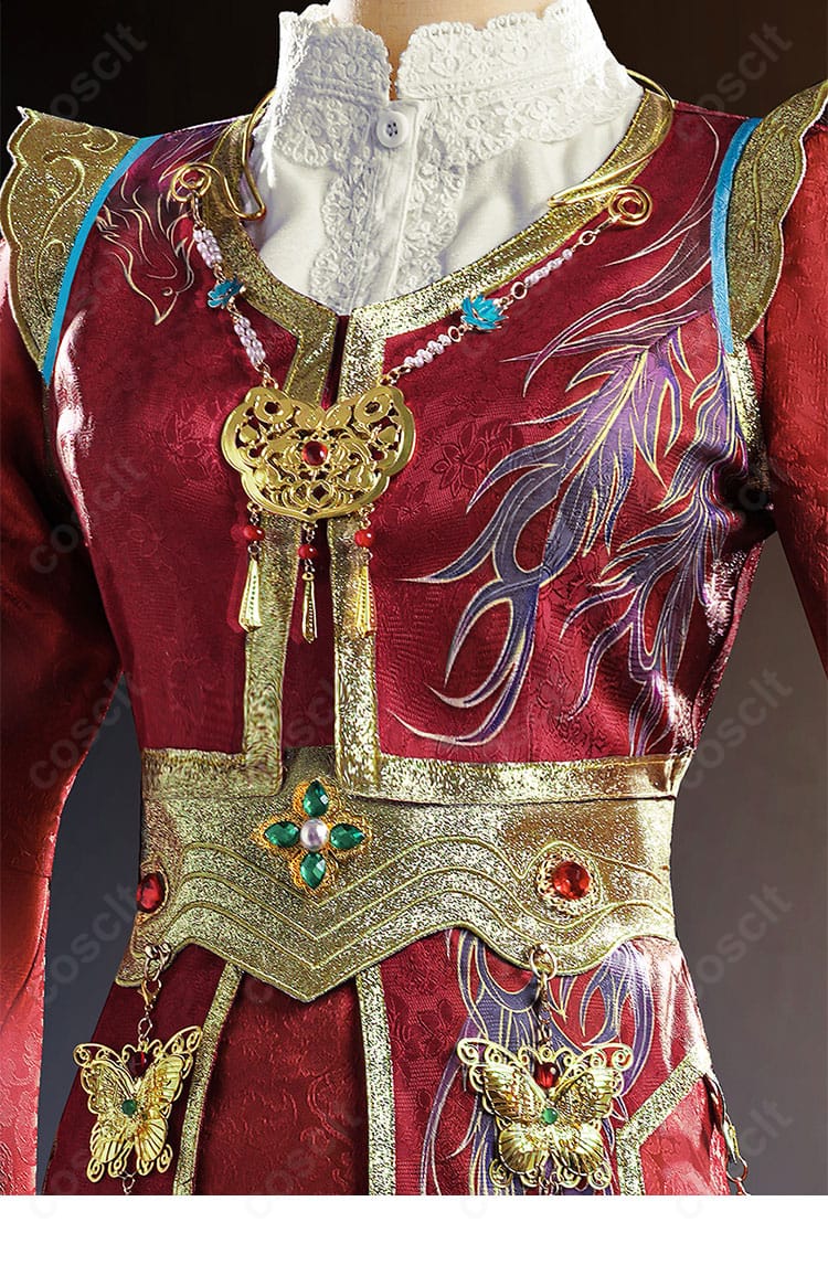 上着（ベスト）装飾のクローズアップ。刺繍と縁取り、ボタン意匠の質感が際立つディテール。