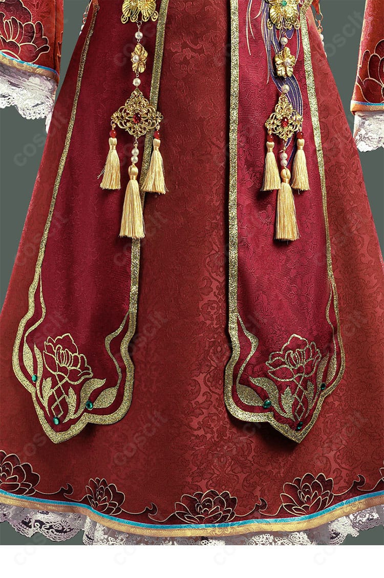 スカート装飾のクローズアップ。タックと装飾帯、落ち着いた色味のコントラストを捉えた写真。