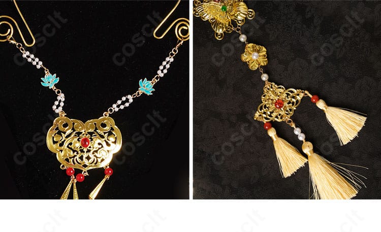 付属ネックレスのクローズアップ。中心モチーフとチェーンの質感、衣装との調和を示す。