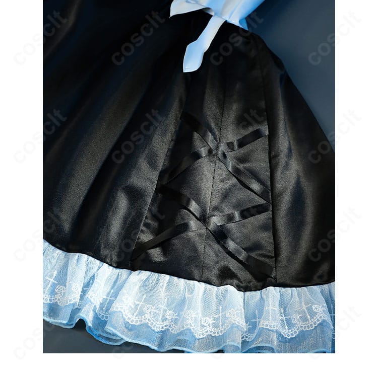 襟元とスカート装飾の近接。落ち着いた色味とトリムの仕立てを確認できる画像