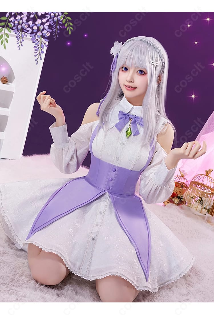 エミリアが衣装を着用した全身カット。Aラインの美しいフォルムと装飾のバランスを捉えた画像