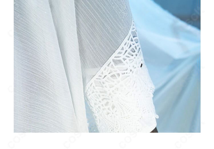 リリアーナ・アドルナート衣装 襟周りのクローズアップ。精巧なステッチと刺繍の重なりが上品な印象