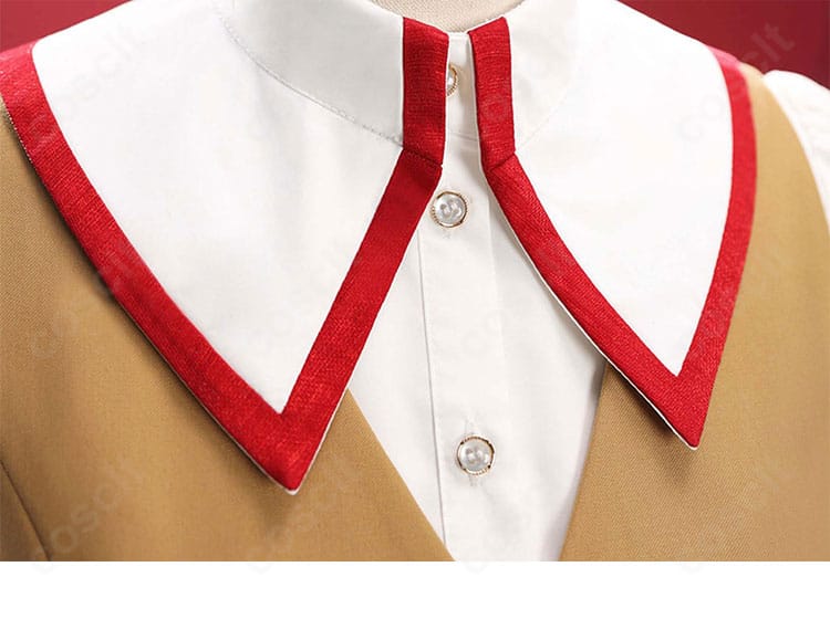 衣領部分のクローズアップ。襟の形状とステッチワークから仕上がりの精密さが伝わります。