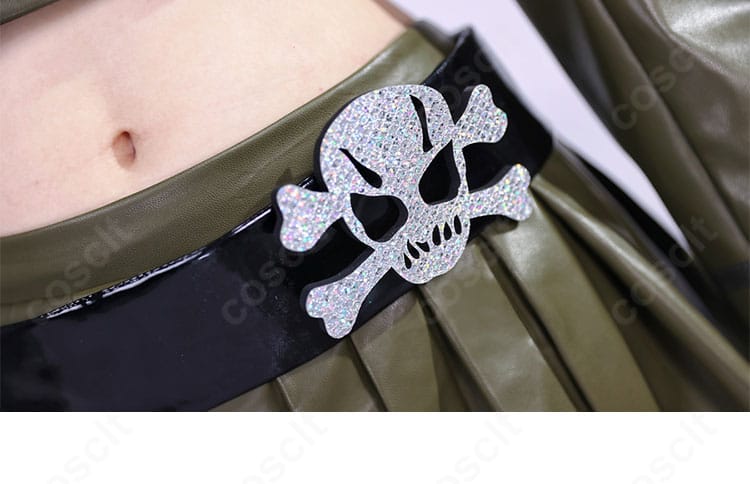 腰部の装飾ベルトのクローズアップ。金具とベルトの質感で世界観を表現し、耐久性も確保。