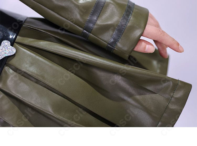 袖口とスカート裾の装飾ディテール。ラインの美しさとゴシックな意匠を丁寧に再現。