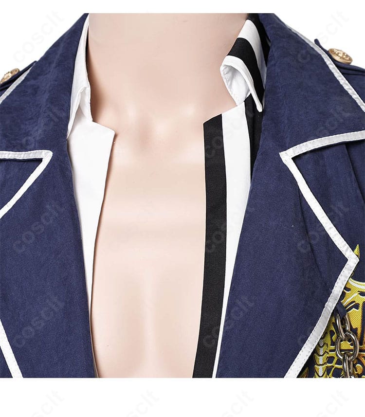 襟元の装飾アップ。エッジの効いた意匠と上品なコバステッチで精悍な印象を演出。