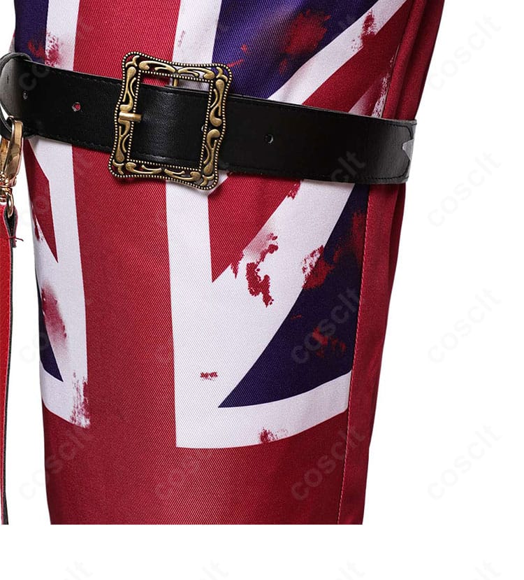 ズボン装飾ディテール。落ち着いた色味とハリのある素材でシルエットをシャープに表現。