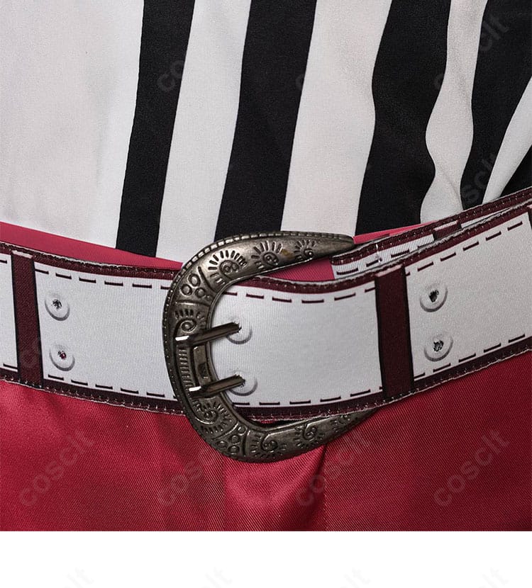 腰ベルト装飾の近接。金具とステッチの精密な仕立てでキャラクターに近い質感を再現。