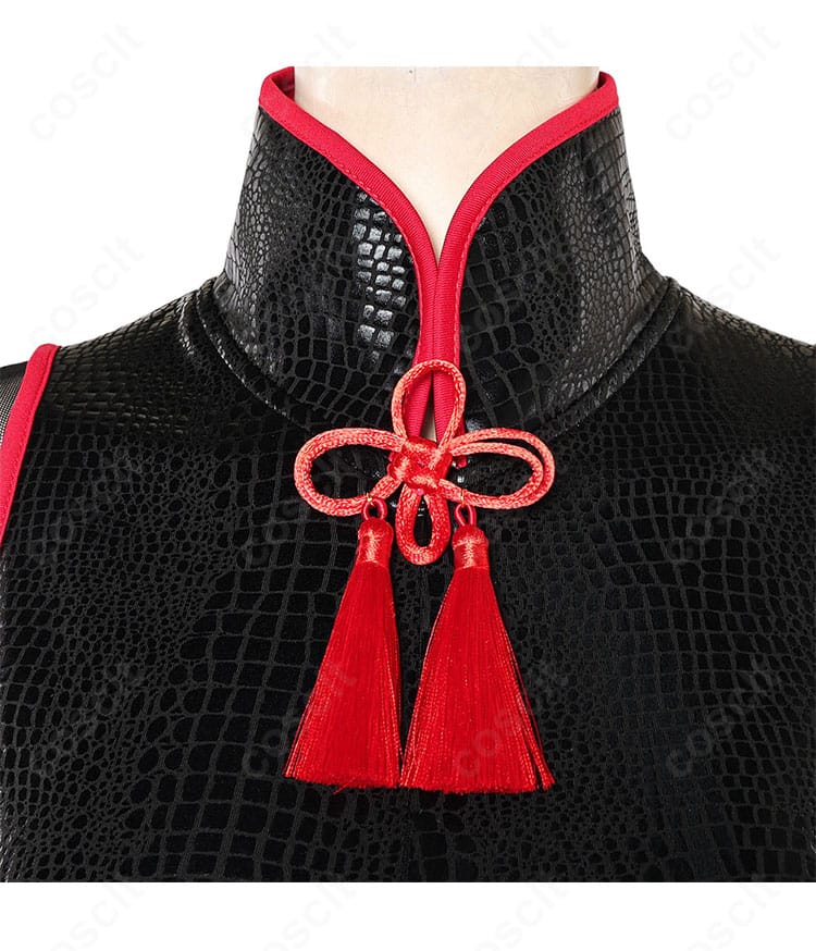 A.K.I.衣装の襟元ディテール。赤いリボン風シルクスカーフと刺繍、端の仕立ての美しさが分かるクローズアップ。