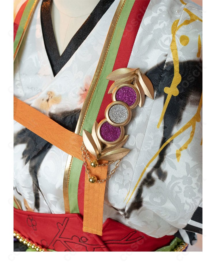 胸元パーツのアップ。和装の打ち合わせと装飾固定が丁寧に仕上げられている。