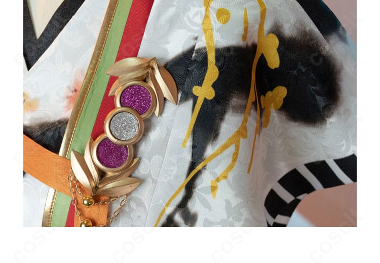 胸元装飾の別角度。刺繍の密度と質感で紅月らしい重厚感を表現。