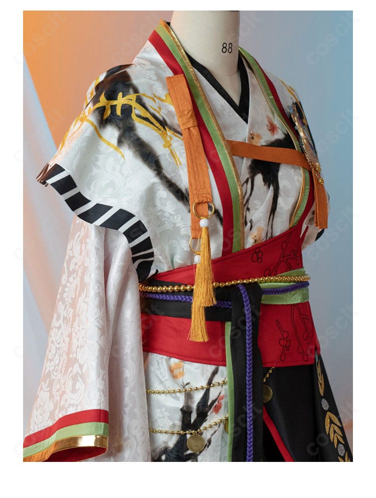 胸元飾りのクローズアップ。金装飾と刺繍の重なりが舞台映えする仕様。