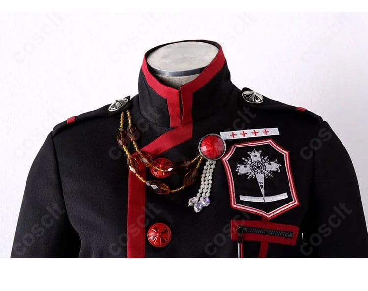 コート襟元と胸飾りの近接。刺繍と装飾の質感・縫製が分かるディテール写真