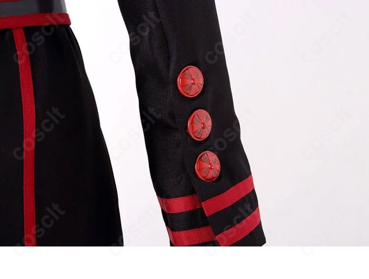 右袖の装飾ディテール。左右対称の意匠と縫製ラインが見えるアップ